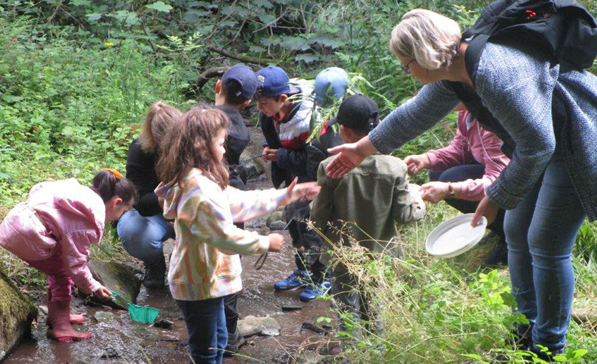 Die Kinder hatten viel Spa am Bach. (Fotos: Stadt Neuwied)