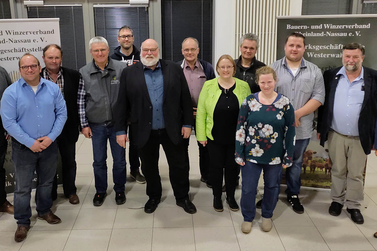 Der neu gewhlte Kreisvorstand des Bauern- und Winzerverbandes Neuwied von links nach rechts: Dominik Ehrenstein, Hans-Peter Hallerbach, Werner Neumann, Sebastian Schneider, Vorsitzender Ulrich Schreiber, Gnter Runkler, Doreen Retterath, Paul Boden, Marion Schmitz, Marco Runkel, Udo Franz. Es fehlt Matthias Quiring. Foto: privat