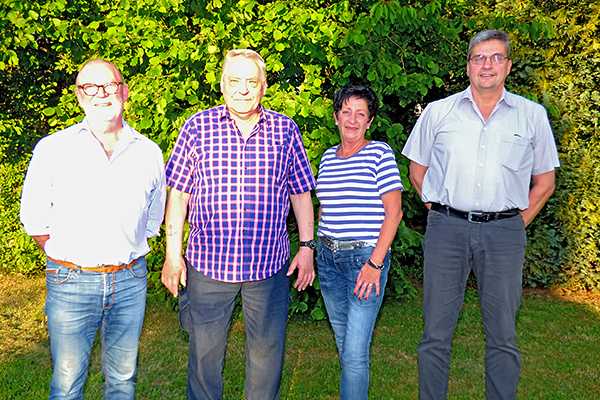 Sie bilden den Vorstand des VfL Oberbieber: (v.l.) Vorsitzender Klaus Rockenfeller, sein Stellvertreter Dieter Stein, Kassiererin Karin Horstmann und Geschftsfhrer Albin Kohl. Foto: Hans Hartenfels