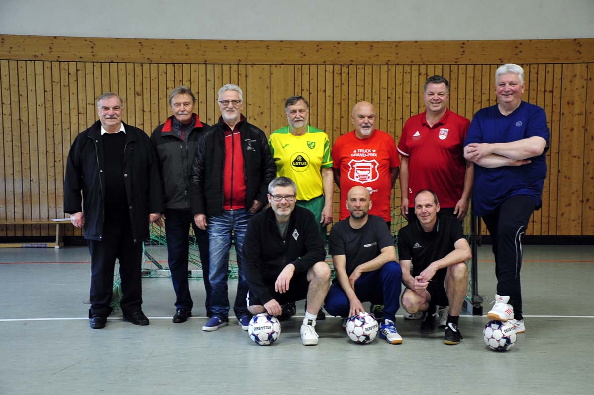 Auch der Ehrenvorsitzende des WSN Horst Klein (li.) schaut gerne mal vorbei. Marco Schtz (2. v. re.) und die Mitspieler freuen sich auf weitere Interessierte. (Foto: kk)