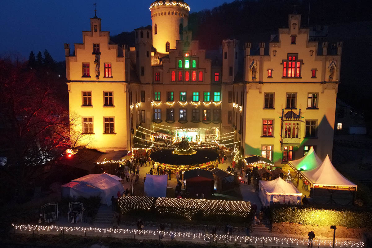 ber sechs Wochen Weihnachtsmarkt auf Schloss Arenfels