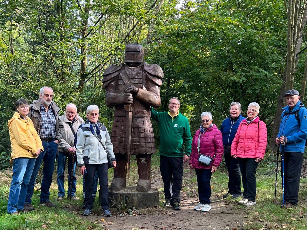 Die Wandergruppe am Eingang zum Auenlandweg (Foto: Veranstalter)