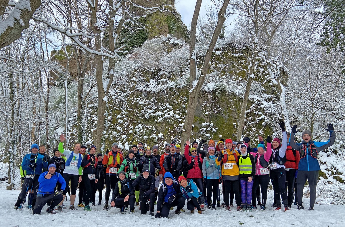 Die "WUT-Truppe" gut aufgelegt vor der verschneiten Neuerburg im Fockenbachtal. (Fotos: VfL Waldbreitbach)