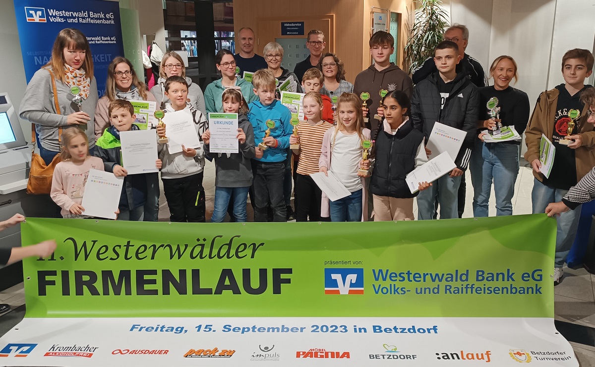 Siegerehrung der schnellsten Teams beim Westerwlder Schlerlauf und Firmenlauf 2023