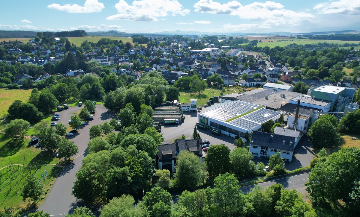 Die Westerwald-Brauerei konnte alle fr das erste Halbjahr 2023 geplanten Investitionsprojekte abschlieen. Dazu zhlte auch der Bau einer Photovoltaikanlage auf den Betriebsgebuden. (Foto: Westerwald-Brauerei)