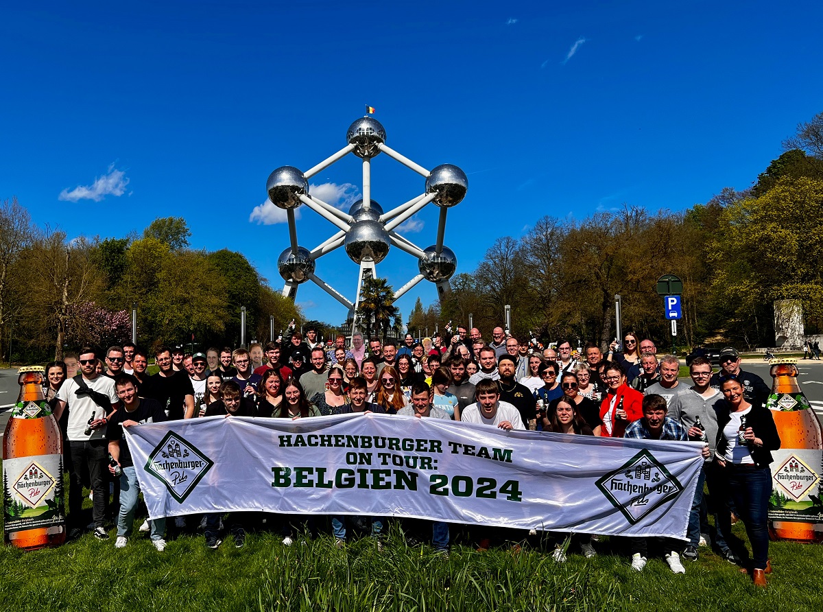 Abschlussfoto vor dem Atomium bei bestem Wetter: Das Hachenburger-Team war drei Tage lang in Belgien unterwegs. (Foto: Westerwald-Brauerei)