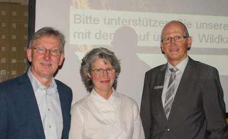 Begeisterten fr die Wller Landschaft: (von links) Harry und Gabriele Neumann sowie Stephan Zorn, Marktbereichsleiter der Westerwald Bank. (Foto: Andreas Schultheis) 