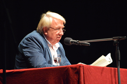 Professor Hanns-Josef Ortheil fesselte seien Fangemeinde im Kulturwerk Wissen mit der Lesung: \"Helden meiner Kindheit\". Fotos: Manfred Hundhausen