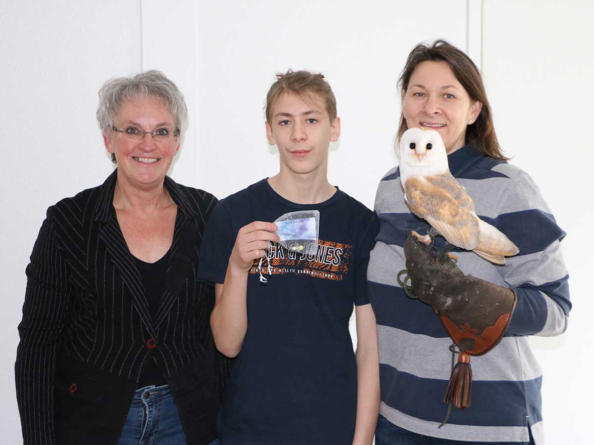 Schleiereule Charly, Victoria Mayer und Sohn sowie Leitung Eva-Maria Hebgen. (Foto: DGKK)