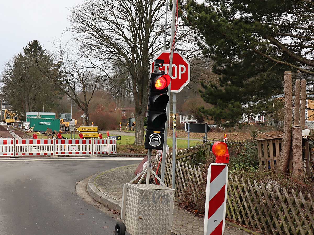 Die Ampel an der Straenbaustelle am Ignatius-Ltschert-Haus ist inzwischen wieder "Grn" und die Arbeiten beendet - auch beim Frderverein der Einrichtung soll die Ampel bald wieder auf "Grn" springen!  (Foto: Uli Schmidt)