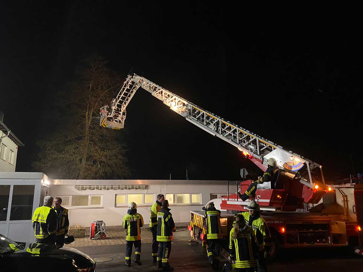 Groeinsatz an den Caritas-Werksttten Westerwald-Rhein-Lahn in Niederelbert: Glcklicherweise waren der Rauch allerdings knstlich und die "Verletzten" Statisten. (Foto: Lothar Wirth/Caritasverband Westerwald-Rhein-Lahn)