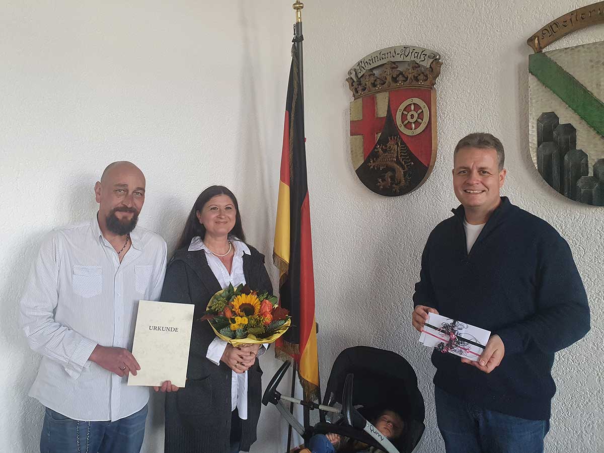 Die stolzen Eltern Tim und Karolin Grothus, das Patenkind Haie Anselm Johann Grothus und Brgermeister Gerrit Mller bei der berreichung der Ehrenpatenschaft des Bundesprsidenten in der Verbandsgemeindeverwaltung Rennerod. (Foto: VG Rennerod)