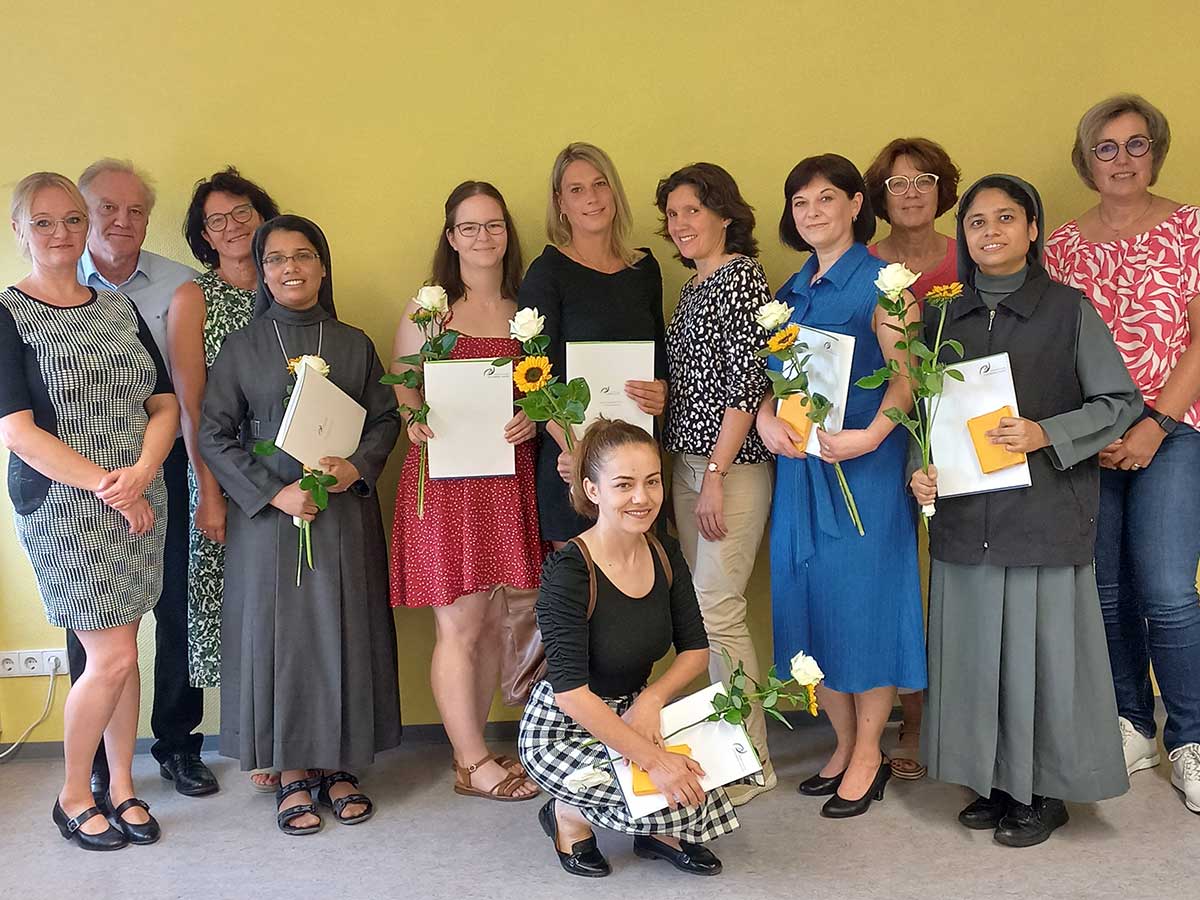 (v.l.n.r.) Sr. Sumiya, Sarah Kunze, Elena Tschujko, Sr. Jomia, Nazmiye Yildiz (vorne) sowie die Lehrkrfte und die Prfungsvorsitzende. (Foto: Katharina Kasper Gruppe)