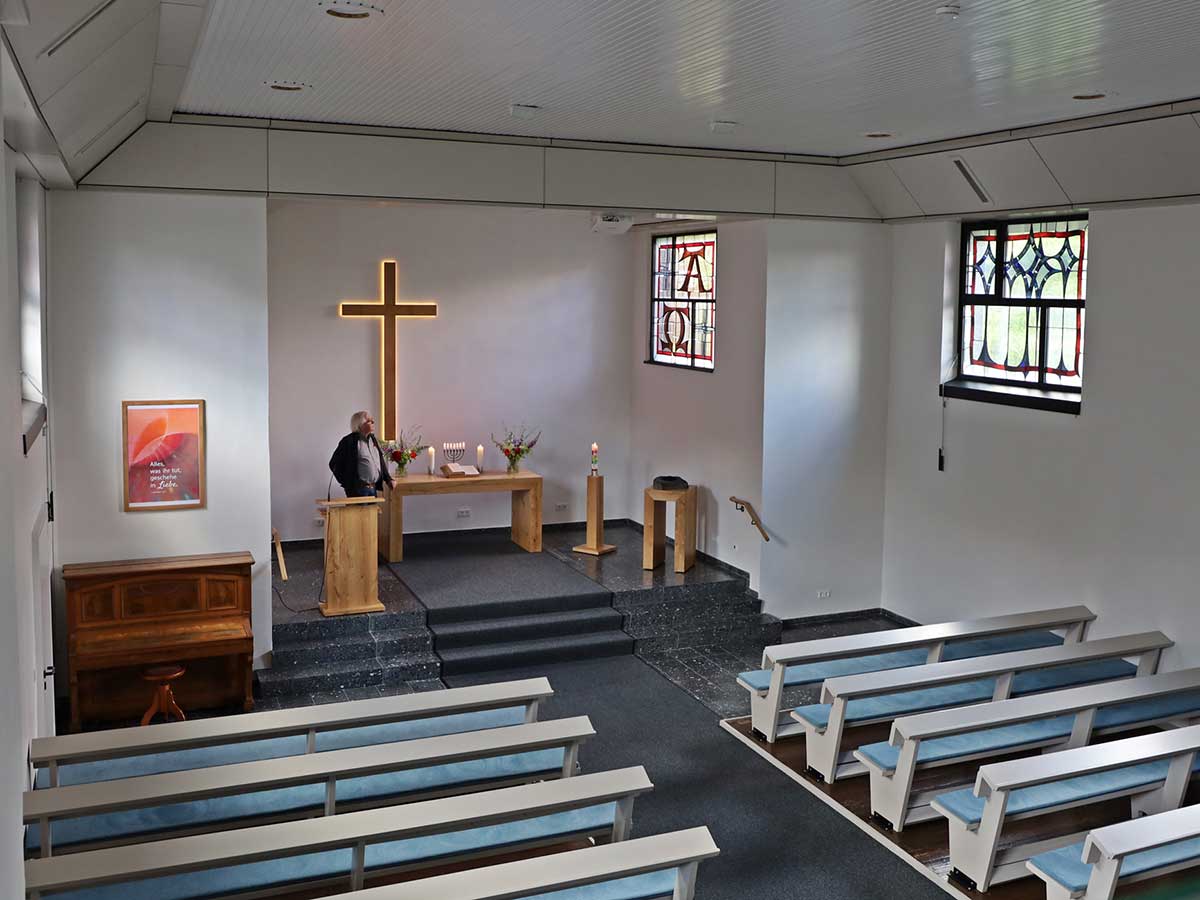 Pfarrer Christof Schmidt betrachtet den neu gestalteten Kirchenraum in der Evangelischen Kirche in Unnau. (Foto: Sabine Hammann-Gonschorek)