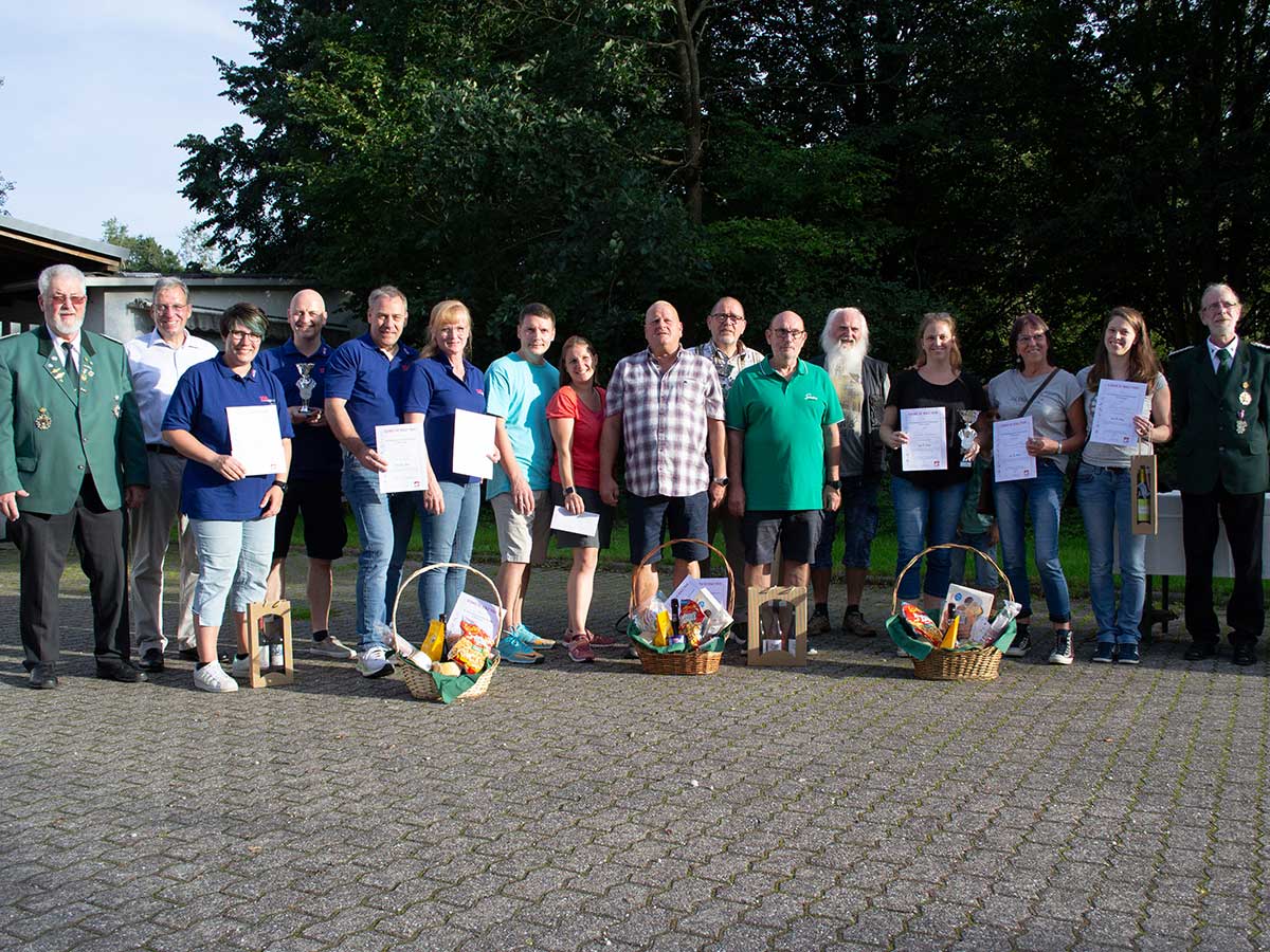 Die Sieger des 44. Verbandsgemeinde-Pokalschieens 2023 mit dem Ersten Beigeordneten der Verbandsgemeinde Montabaur Andree Stein, Vorsitzenden des Vereins Peter Kunst und Schtzenknig Ralph Pehl. (Foto: SG St. Seb. Montabaur) 