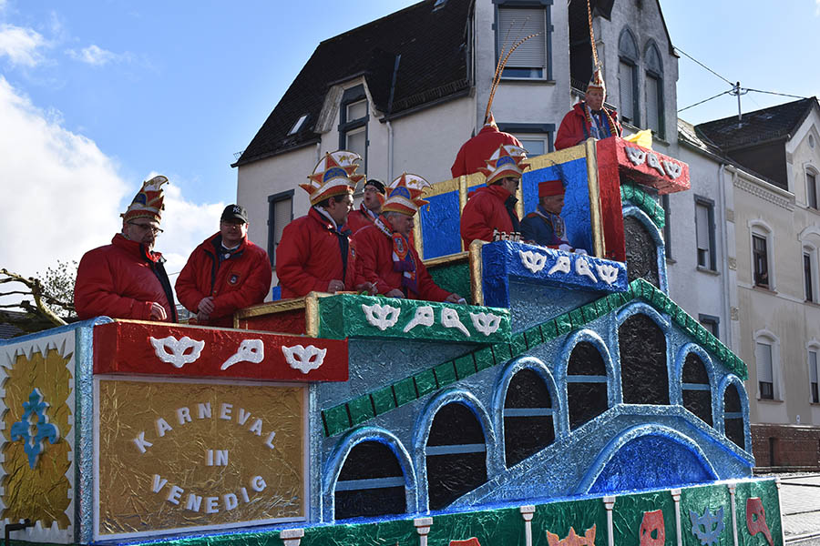 Der nrrische Lindwurm setzt sich Veilchendienstag in Montabaur in Bewegung