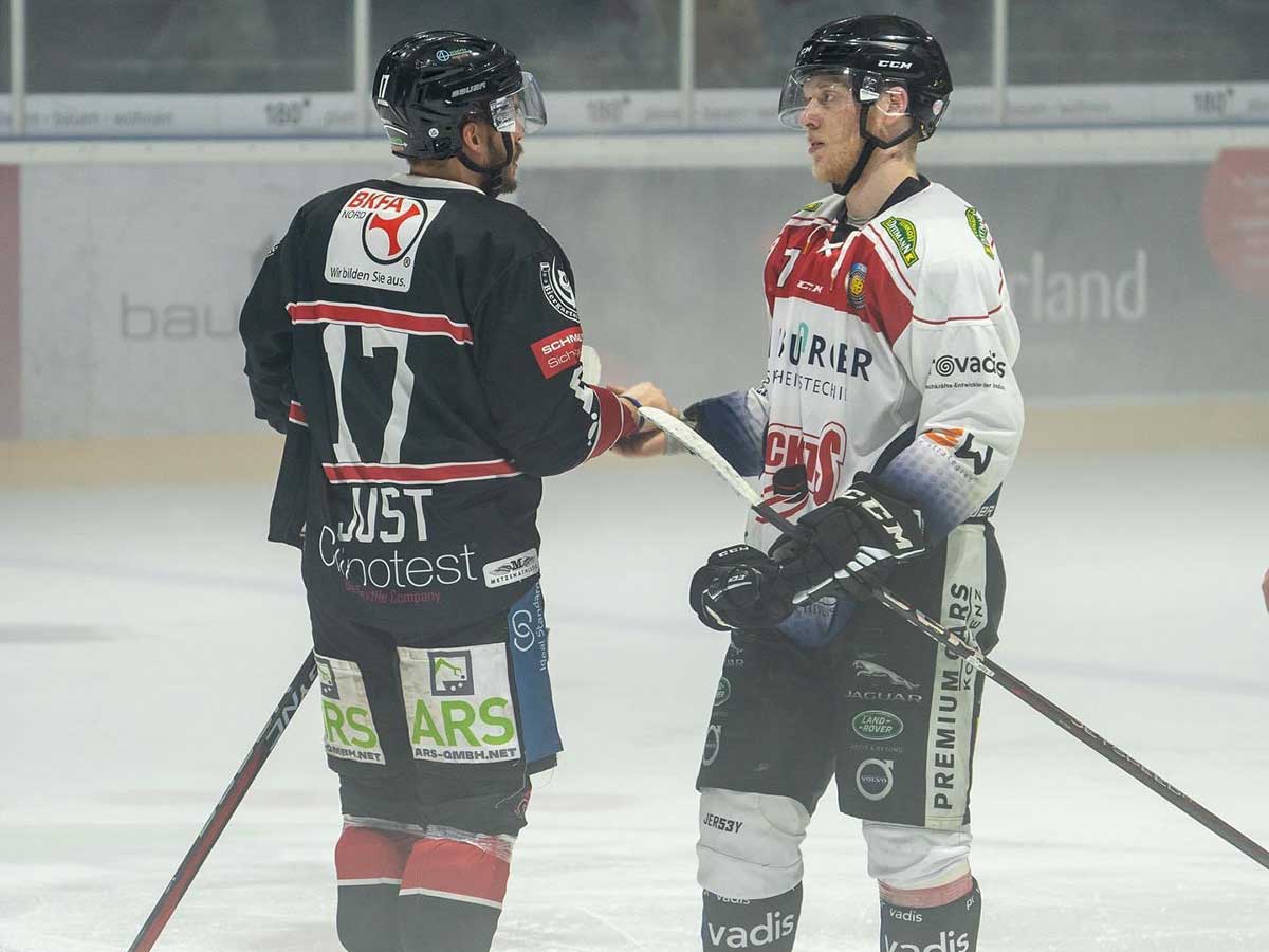 Auf dem Foto zu sehen: Links Robin Just, rechts Noam Sherf. (Bild: Bjrn Wildung/ Mit Genehmigung Hannover Scorpions Eric Haselbacher)