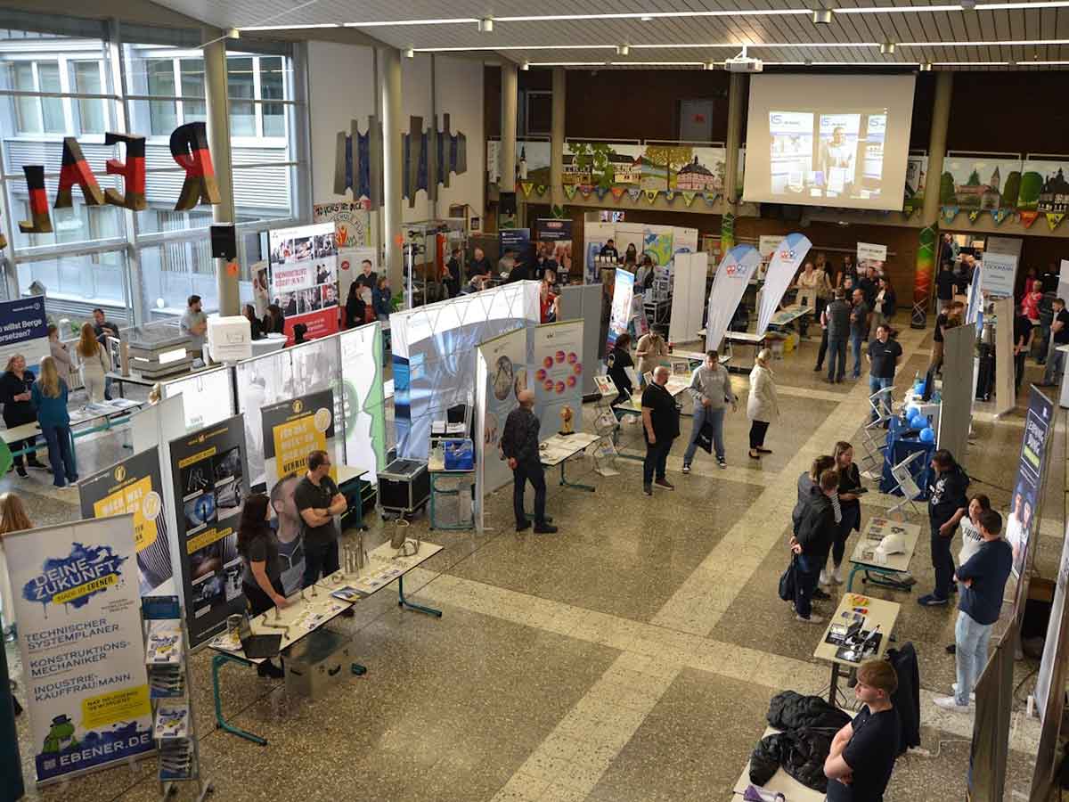 Die Schule war mit zahlreichen Ausstellern gefllt. (Foto: Realschule plus Hoher Westerwald)