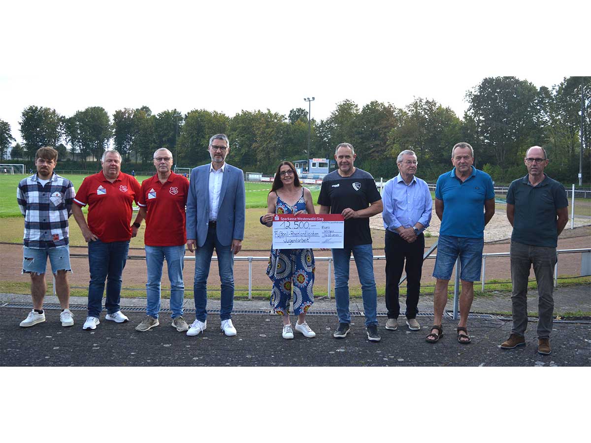 Die Sparkasse Westerwald-Sieg spendet fr Jugendarbeit von Fuball-Rheinlandligisten