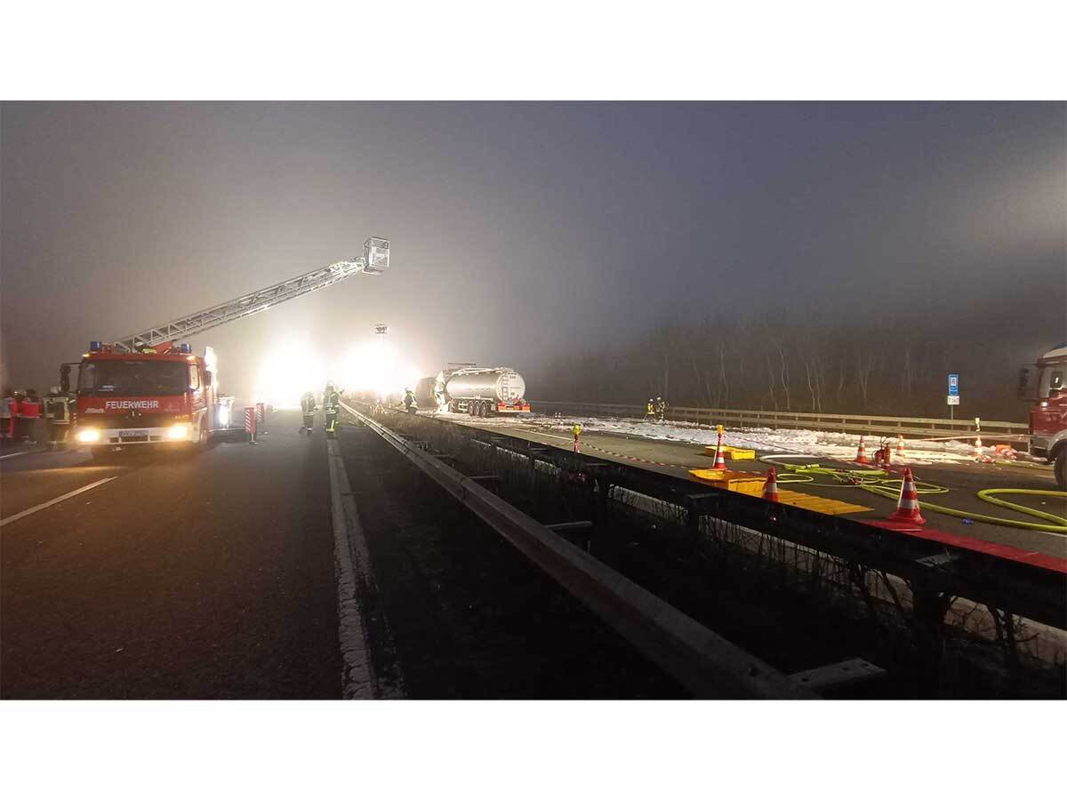 Bei dem schweren Unfall mit drei beteiligten Lkw auf der A3 ist einer der Fahrer verstorben. (Foto: Uwe Schumann)