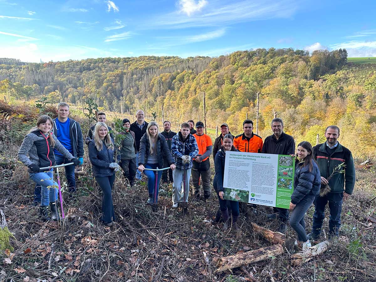 Fleiige Helfer bei der Wiederaufforstung. (Foto: Westerwaldbank)