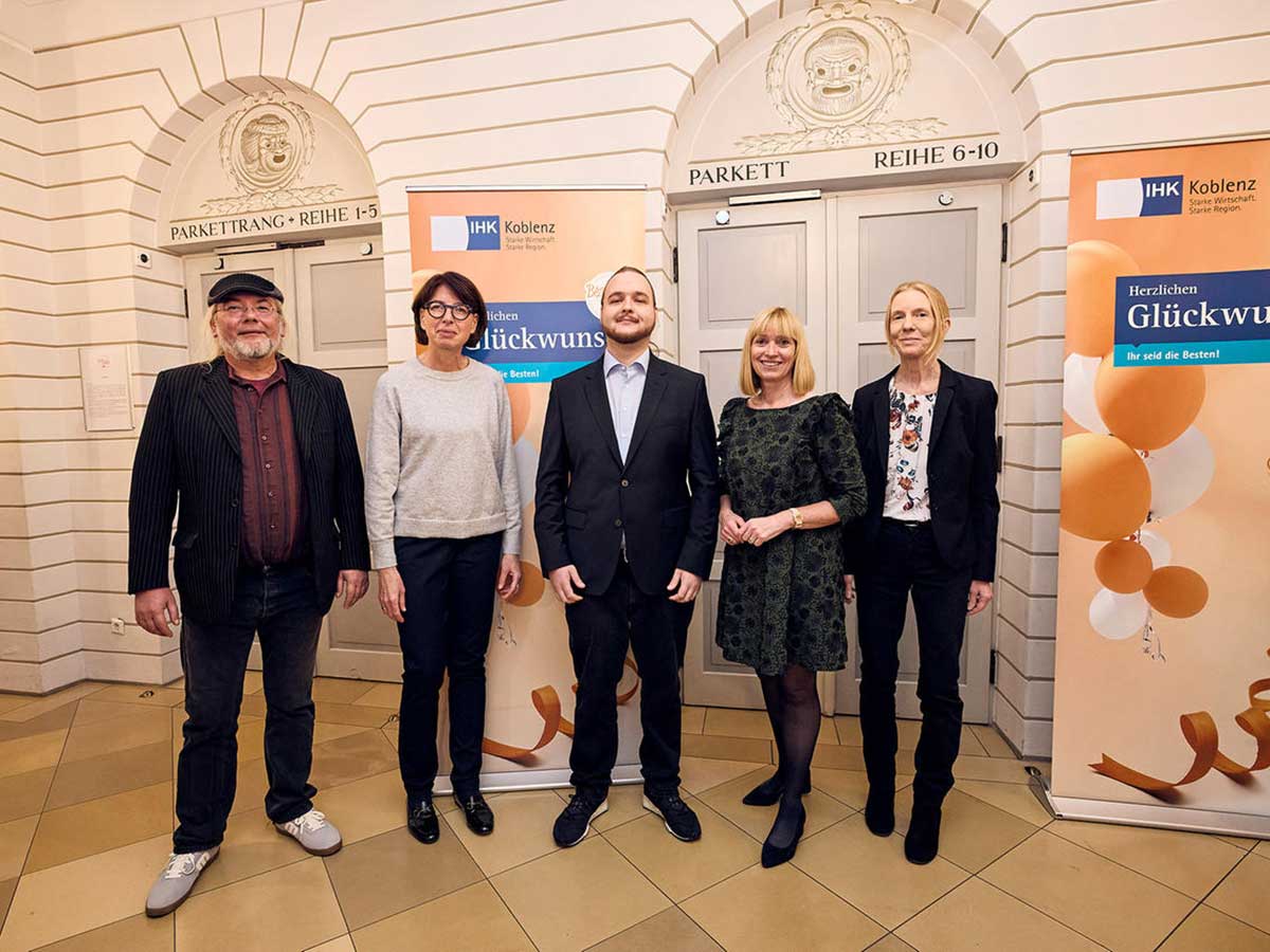 Von links nach rechts: Gerold Grke (Ausbilder Fachinformatiker fr Anwendungsentwicklung), Claudia Feierabend (Leiterin kaufmnnische Ausbildung bei EWM), Philipp Jakel, Susanne Szczesny-Oing, Anke Jakel (Mutter von Philipp). (Foto: Marco Rothbrust Fotografie)	