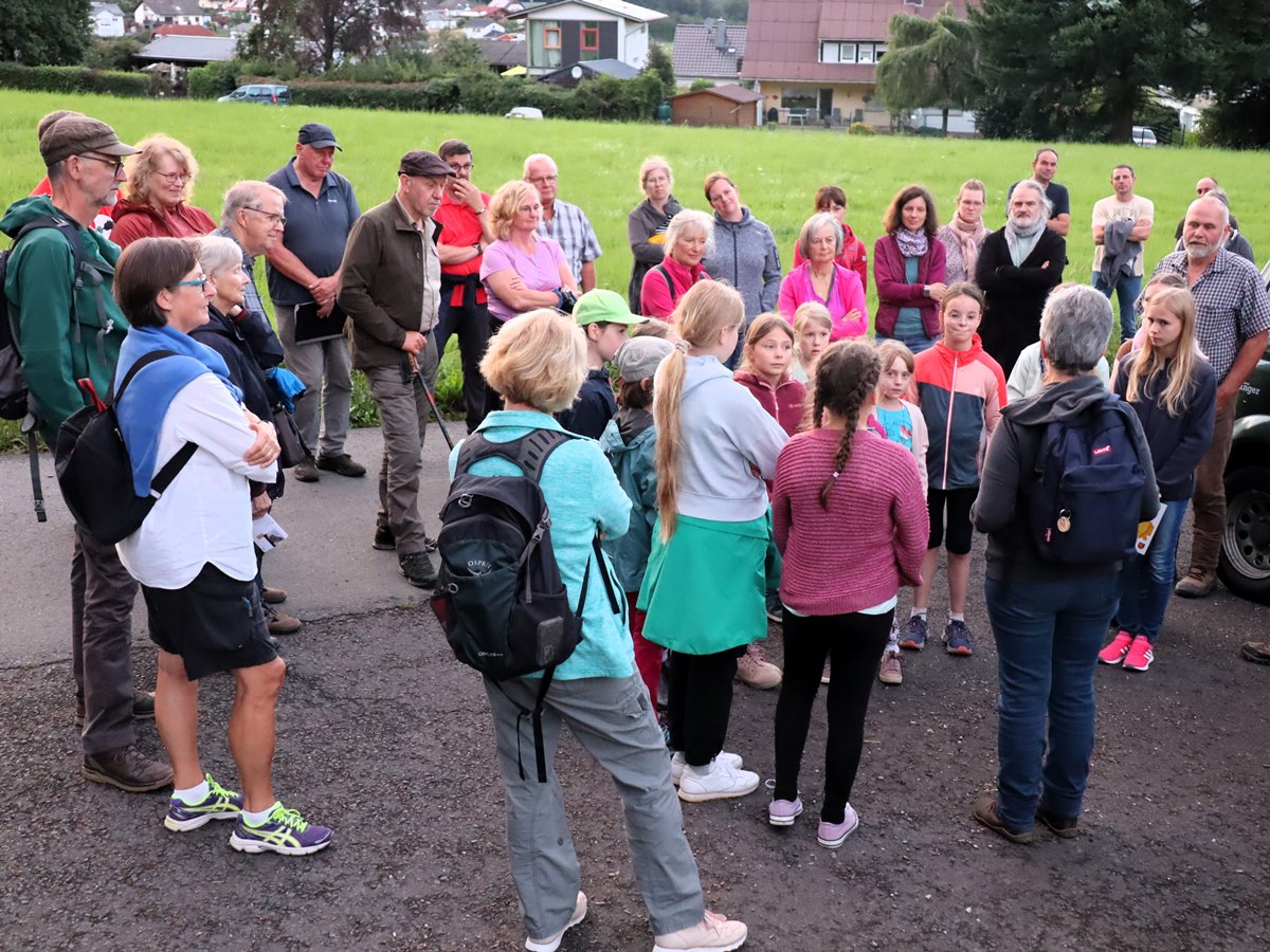 Viele junge und ltere Naturfreunde waren nach Horbach gekommen, um mehr ber das Leben der heimischen Fledermuse zu erfahren. (Foto: Uli Schmidt, WWV Buchfinkenland) 