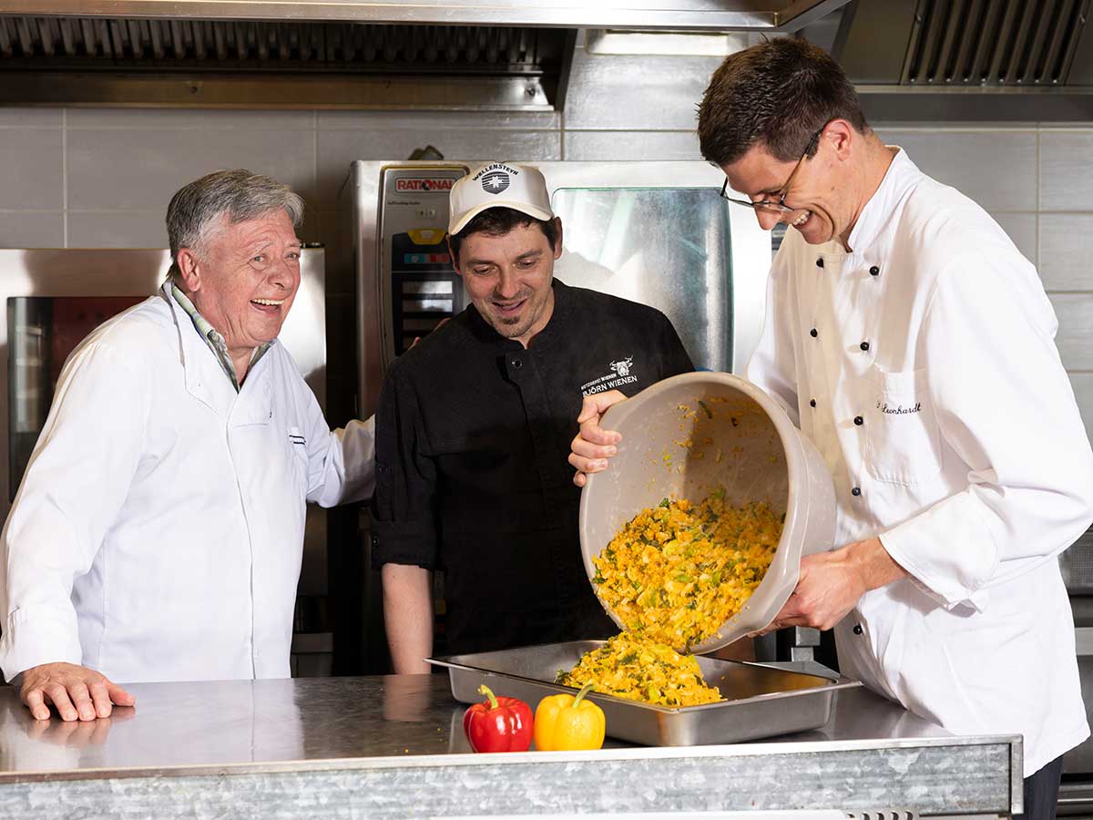 Peter Hilger, ehemals Restaurant Hilger, Bjrn Wienen, Landesbester Fleischermeister HWK RLP (2022), Kchenchef Samuel Leonhardt. (Foto: RoeMo)