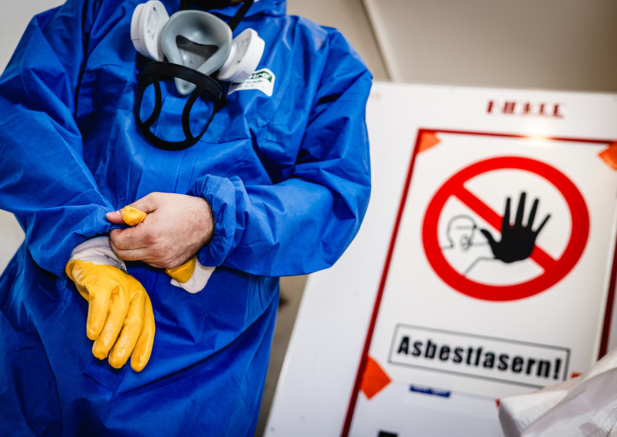 So luft Asbest-Sanierung: Overall, Atemschutzmaske, Handschuhe und dazu noch eine Schutzbrille. "Komplett-Schutz ist ein Muss", sagt die Bau-Gewerkschaft. (Foto: IG BAU, Alireza Khalili)