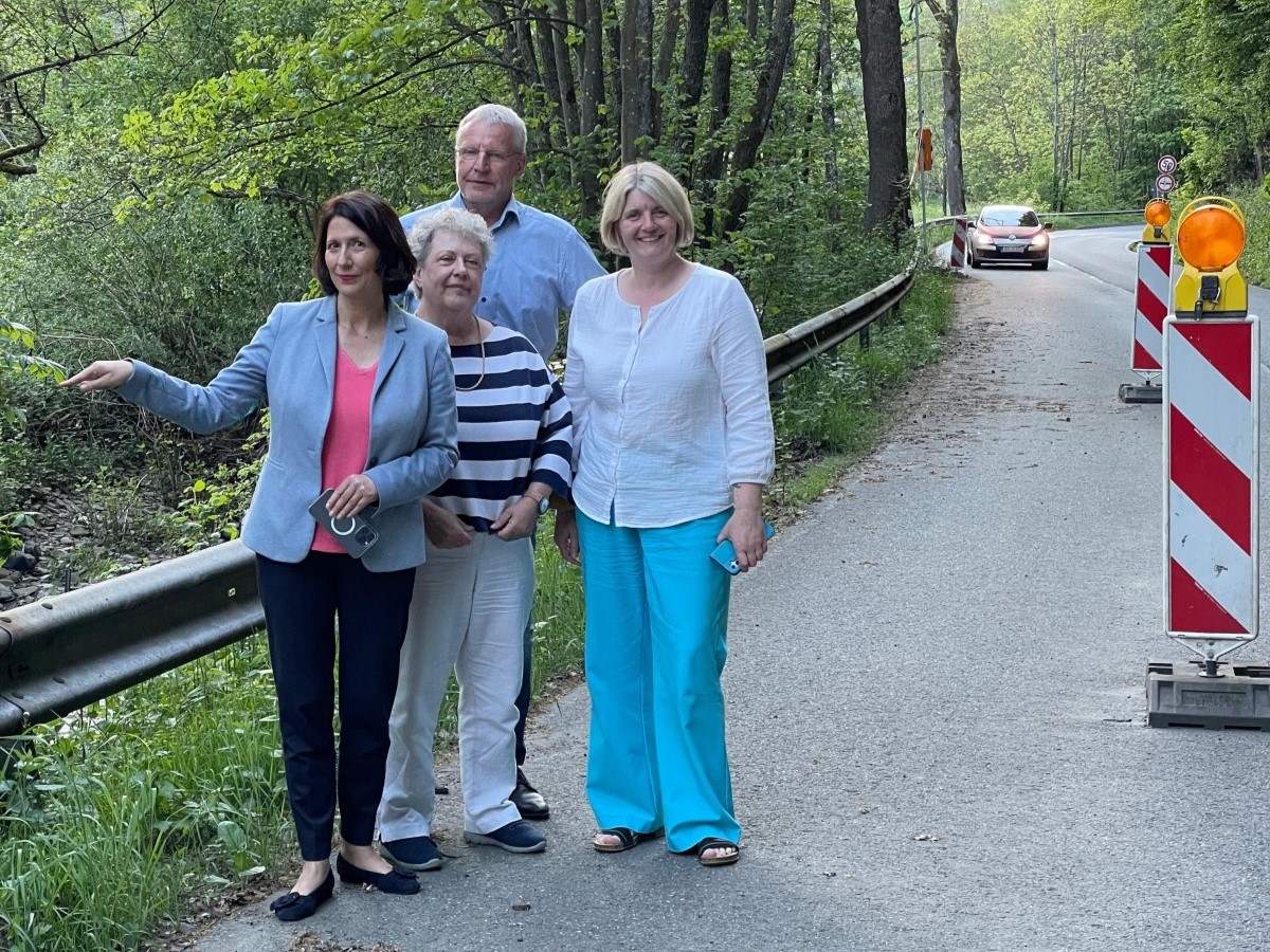 Verkehrsministerin Daniela Schmitt macht sich ein Bild von der Straensituation der L 280 (Foto: Martina Schneider)