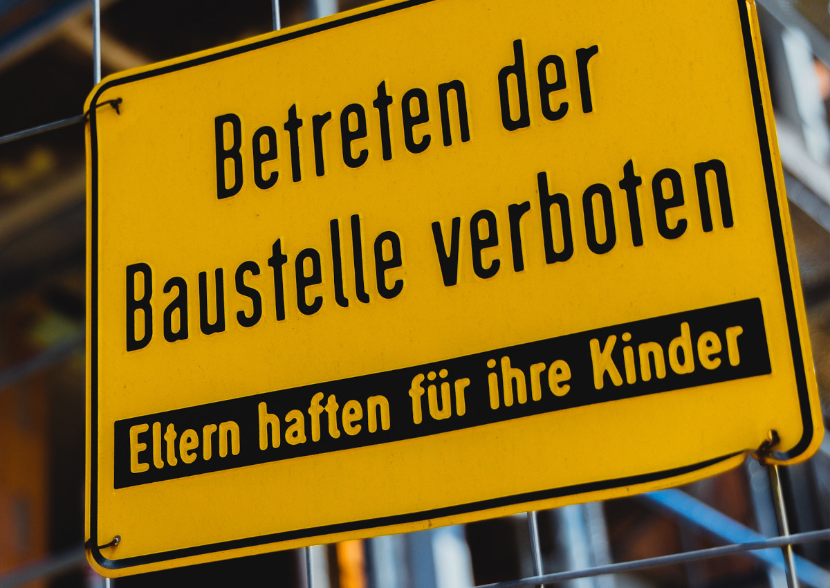 Ein Schild, das die IG BAU im Westerwaldkreis gern hufiger sehen wrde: "Neubau, Umbau, Sanierung - Wohnungsbau ist immer ntig." (Foto: IG BAU | Florian Gricke)