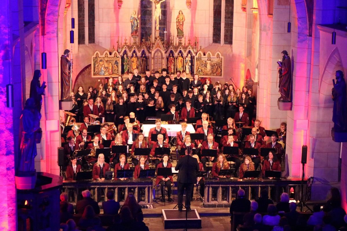 Urauffhrung "Missa Nova": Gospelchor "Born again" und Blasorchester Daubach berzeugen musikalisch