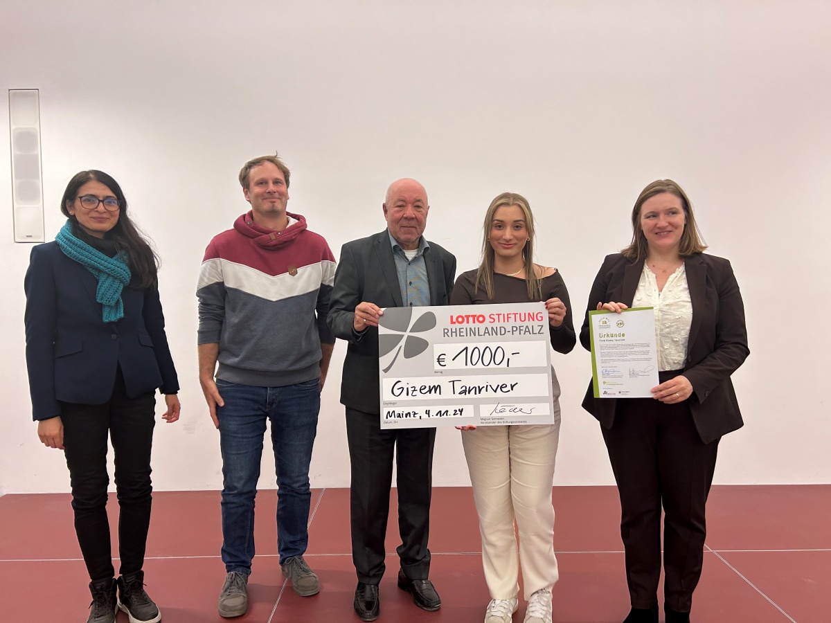 Tlay Arslan (Laudatorin), Matthias Blatt (Leiter Kita St. Josef Hillscheid), Magnus Schneider (Lotto-Stiftung), Preistrgerin Gizem Tanriver, Familienministerin Katharina Binz (Foto: privat)