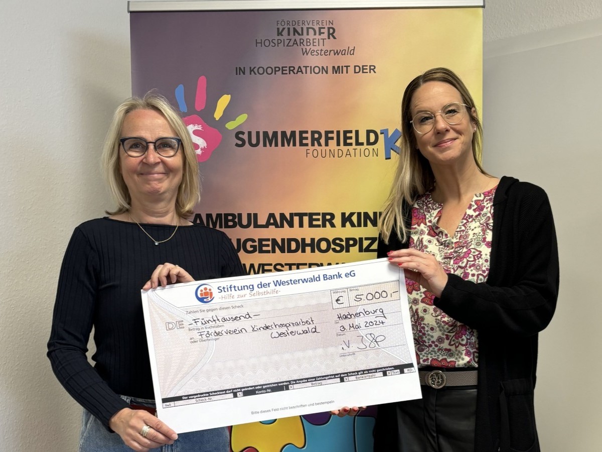 Koordinatorin des Ambulanten Kinder- und Jugendhospizdienstes Westerwald, Doro Meurer, mit Julia Grg von der Stiftung der Westerwald Bank eG (Foto: DKD)