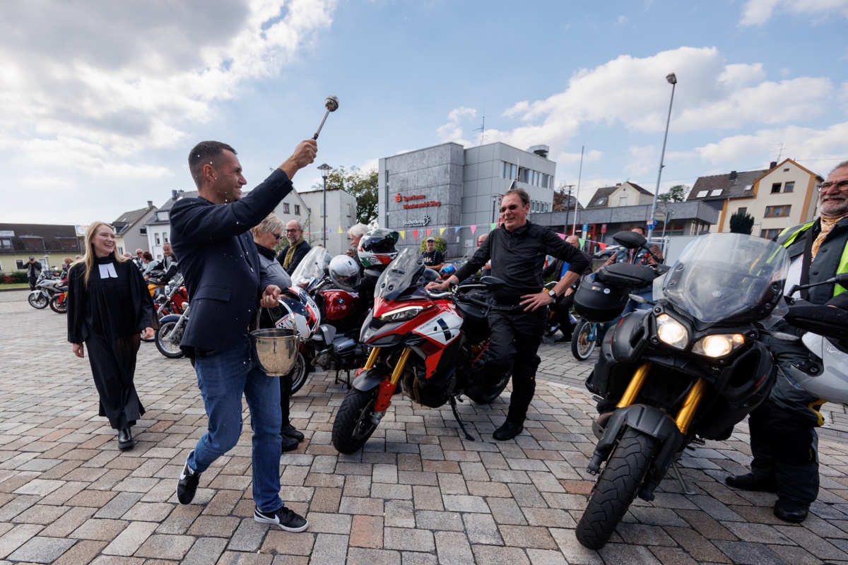 Am Ende des zweiten Hhr-Grenzhuser "MoGo" segnen Diakon Marco Rocco und Pfarrerin Ricarda Bosse die Biker und deren Maschinen. (Fotos: Peter Bongard)