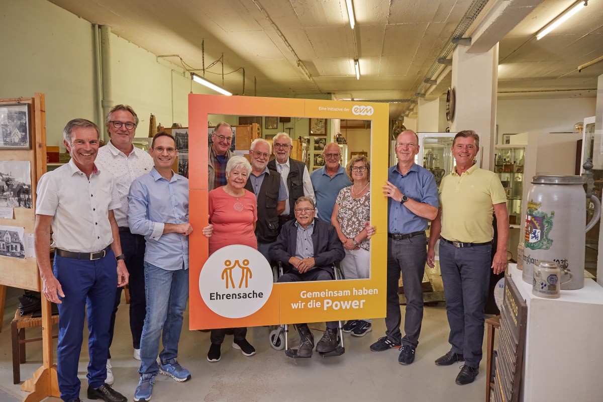 Norbert Rausch (evm) bergibt den Spendenbetrag zusammen mit dem Brgermeister der Verbandsgemeinde Thilo Becker, dem Stadtbrgermeister Wolfgang Letschert und dem Ortsbrgermeister Bjrn Hmmerich an die Mitglieder der Gesellschaft fr Stadtgeschichte und Kultur e.V. und Vertreter des Turn- und Sportvereins Hilgert e.V.
(Foto: evm/Matthias Brand)