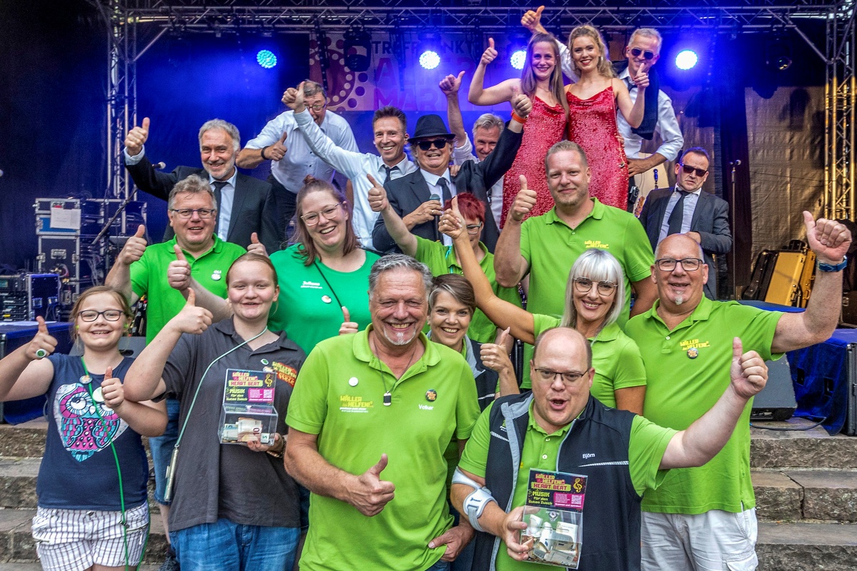 6.000 Euro fr den guten Zweck wurden bei dem Jubilumskonzert von The Fabulous Booze Brothers eingenommen (Foto: Rder  Moldenauer)