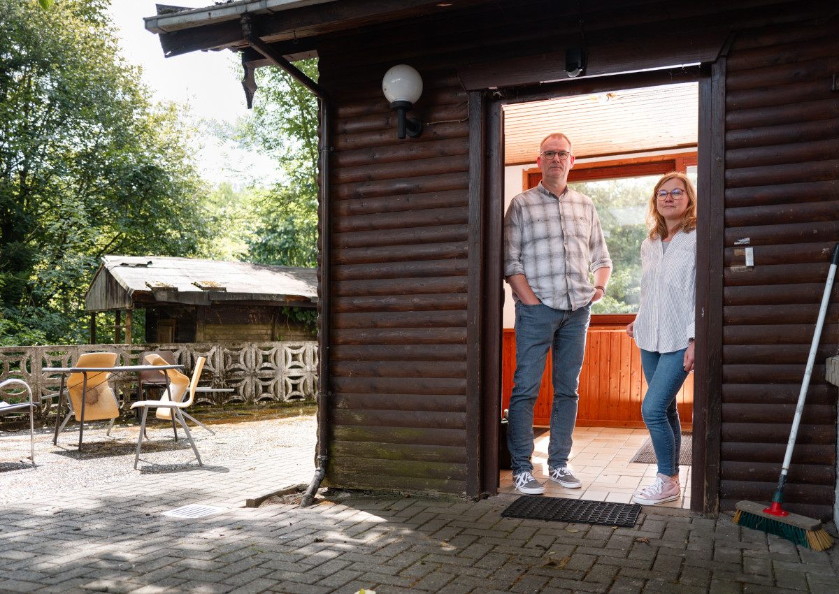 Zwei der Koordinatoren von "Housing First", Thomas Jung (VG Westerburg) und Nadine Krller (Regionale Diakonie Westerwald), in einer Notunterkunft in der VG Westerburg. (Foto: Peter Bongard)