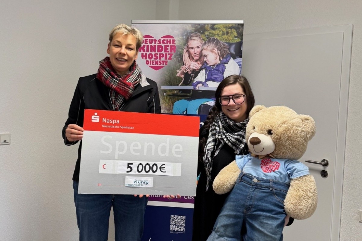 Verena Moser, Geschftsfhrerin der Mhlenbckerei und Jessica Lehnen mit Brenbotschafter Hope (Fotos: Deutsche Kinderhospiz Dienste)