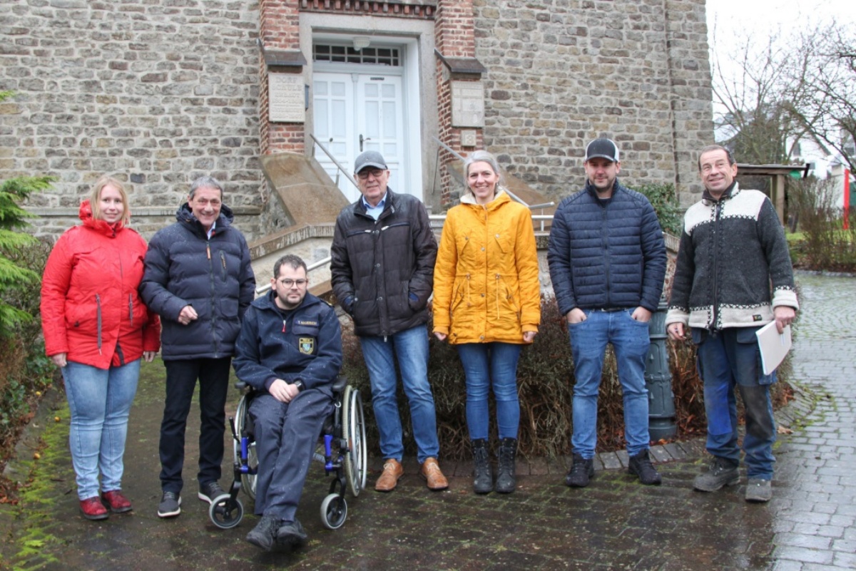 Lisanne Wst, Kreisverwaltung, Landrat Achim Schwickert, Tobias Haubrich, Brand- und Katastrophenschutzinspekteur, Wolfgang Zirfas, 1. Beigeordneter der VG Ransbach-Baumbach, Michelle Freisberg, Verbandsgemeindeverwaltung, Andre Wagner, Bauleiter Firma Hrmann, und Uwe Klein, 1. Beigeordneter der Gemeinde Deesen, freuen sich ber die 100. Sirene auf dem Dach der alten Dorfschule in Deesen. (Foto: Kreisverwaltung / Carolin Faller)