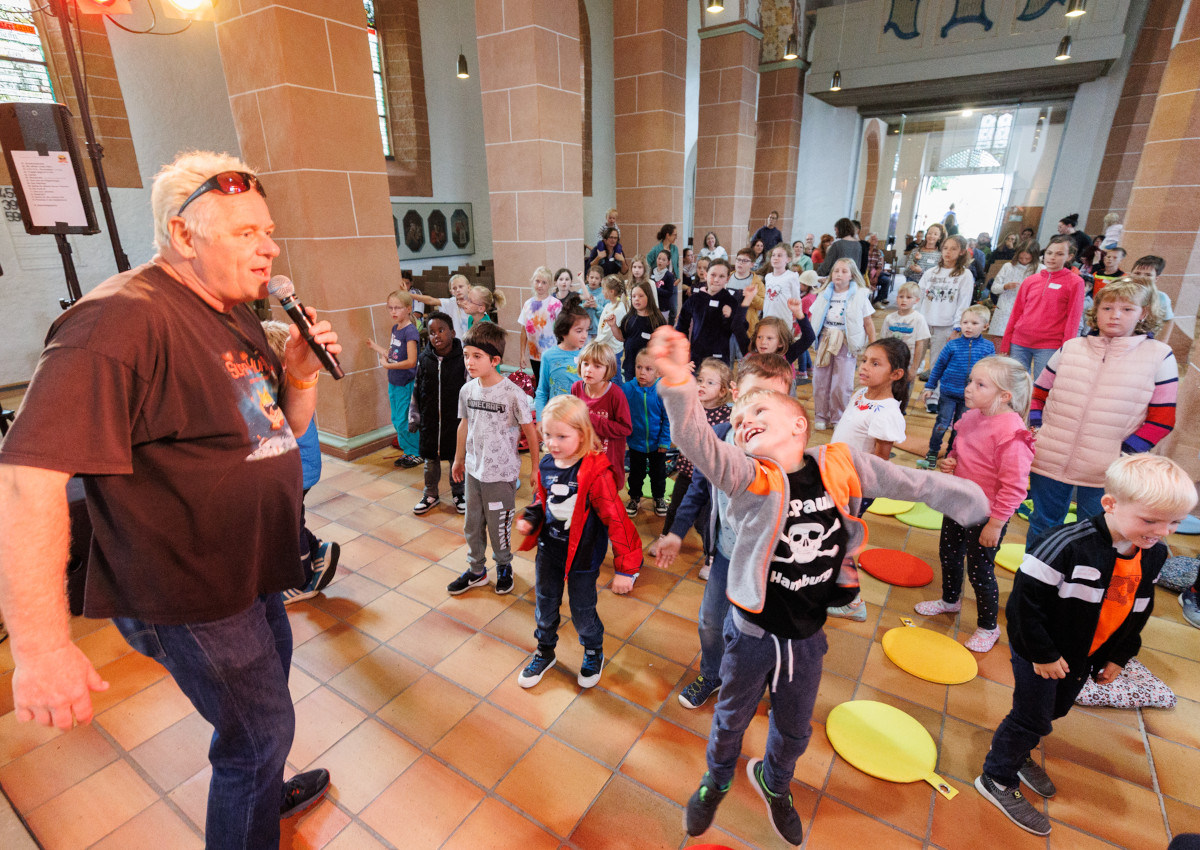 70 junge Menschen genieen Workshops, Pizza und Konzert mit Suppi Huhn. (Foto: Evangelisches Dekanat Westerwald)