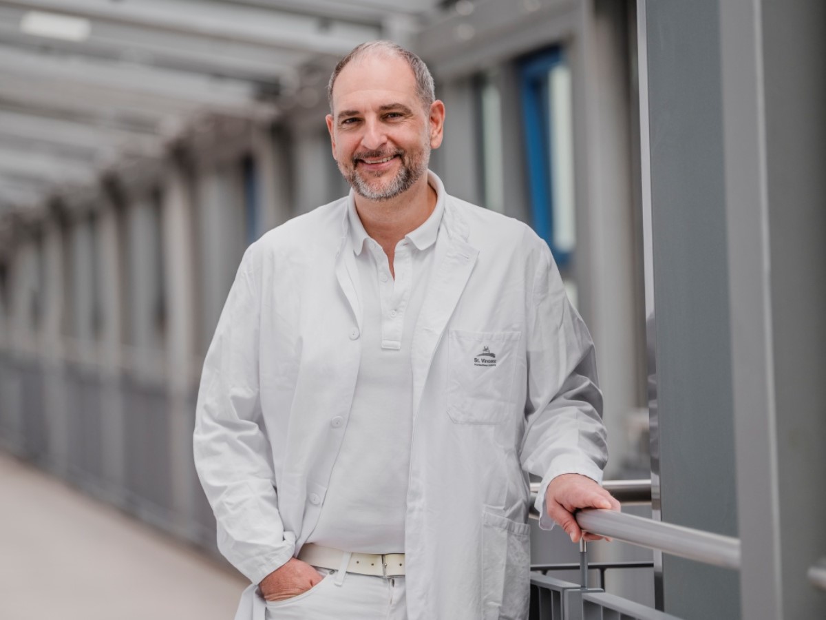 Chefarzt Dr. Stefan Roland (Foto: Krankenhausgesellschaft St. Vincenz mbH)