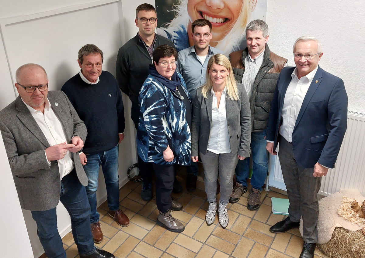 Behalten gemeinsam die Landwirtschaft in der Region Westerwald im Fokus (v.l.n.r.):
Dr. Peter Enders (Landrat Kreis Altenkirchen), Achim Schwickert (Landrat Westerwaldkreis), Bernhard Hfer (Kreis Altenkirchen), Doris Fey (Kreis Altenkirchen), Sandra Kster Vorstndin Wir Westerwlder), Michael Hassel (Kreis Altenkirchen), Mario Orfgen (Kreis Altenkirchen) und Achim Hallerbach (Landrat Kreis Neuwied)
Auf dem Bild fehlt: Marion Schmitz (Kreis Neuwied). (Foto: Wir Westerwlder)