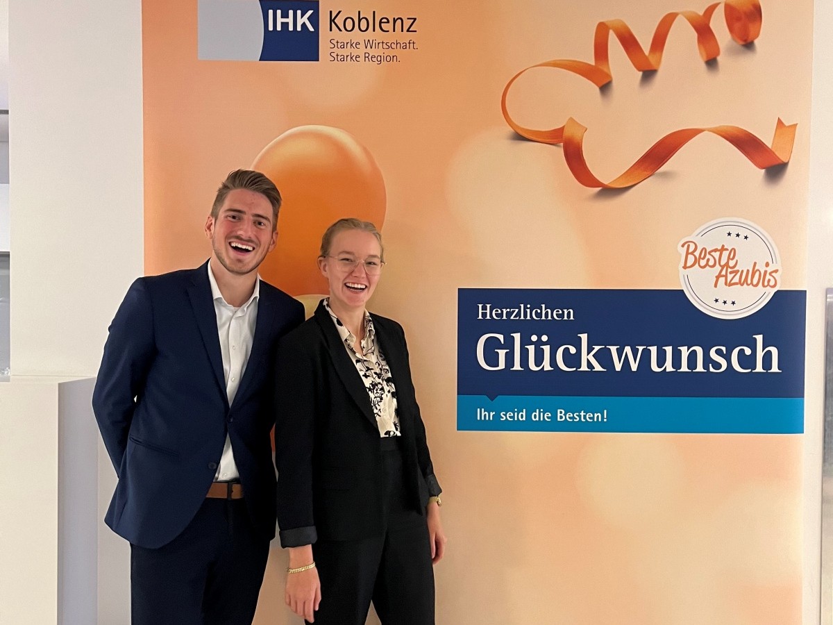 Konstantin Grg und Luzie Vollmer bei der Preisverleihung in Koblenz. (Foto: Alexander Kaiser/Akademie Deutscher Genossenschaften e. V.)