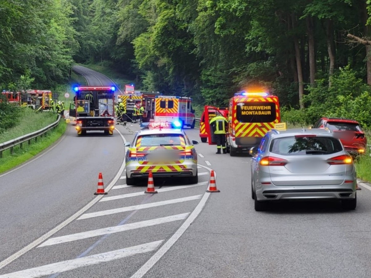 Schwerer Verkehrsunfall auf B49 bei Arzbach: Vollsperrung und Rettungseinsatz