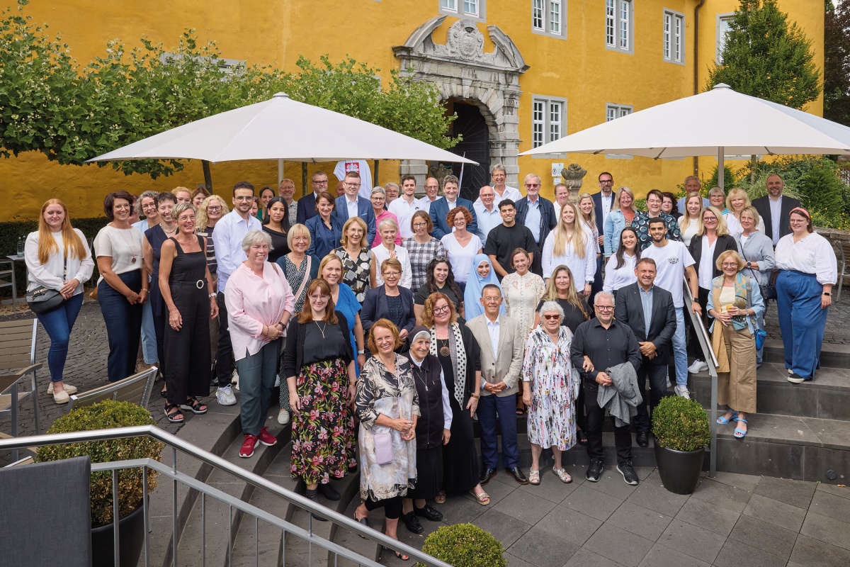 Alle Gste der Veranstaltung trafen sich vor der dem Schloss in Montabaur fr ein gemeinsames Foto. (Fotos: Caritasverband Westerwald-Rhein-Lahn/Olaf Nitz)