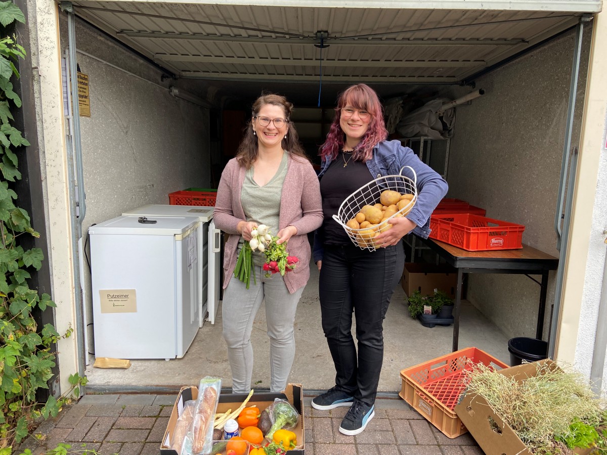 Foodsaverin Henrike Kratz und Botschafterin Verena Prostka vor dem Fairteiler an der Pauluskirche (Foto: Ruth Kowski-Meyer)