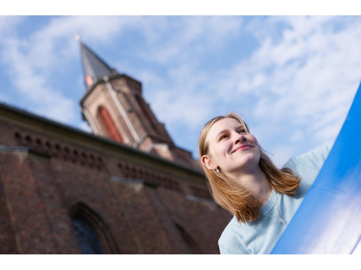 Ccile Passmann vor der Montabaurer Pauluskirche (Foto: Peter Bongard)