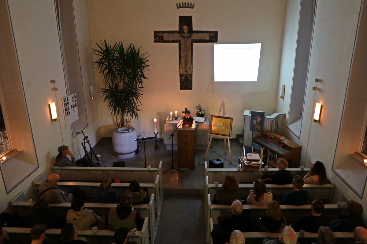 Dr. Judith Thomanek spricht in der vollen Mogendorfer Kirche ber das jdische Glaubensbekenntnis (Fotos: Sabine Hammann-Gonschorek)