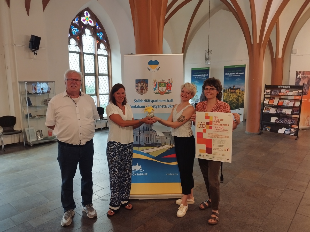 Spendenbergabe: Im historischen Rathaus bergaben (v.r.) Larissa Metz und Josefine Heimbach von JumaZu die Spendenbox vom Lngsten Tisch Montabaurs an Anne Pollmcher und Peter Piroth von der Deutsch-Ukrainischen Gesellschaft. (Foto: Stadt Montabaur/Henri Heibel)